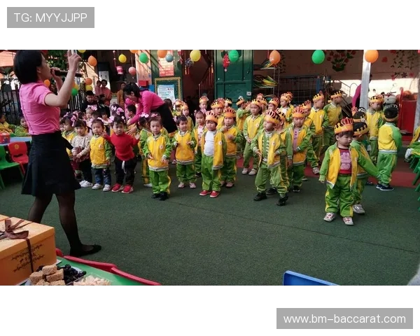 和姐姐比拼谁先眨眼趣味游戏欢乐比赛瞬间记录